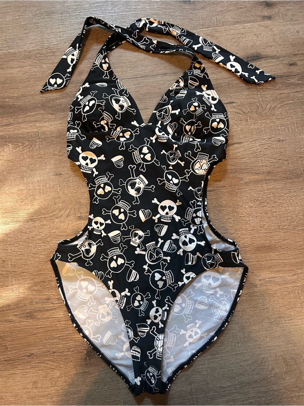 Kaligirlz One Piece Swimsuit Womens M Black Skull & Crossbones Halter Tie